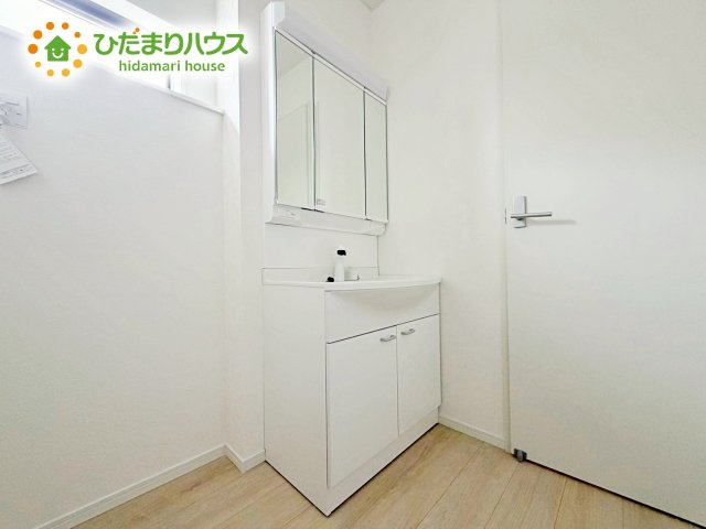 三面鏡は自分では見えにくいところまで見ることができるので、身だしなみを整える際などにはとても便利です(*^^*)
