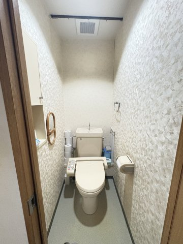 白色を基調としたトイレは清潔感あふれる明るい空間に仕上がっています。