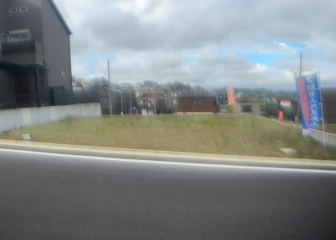 土地の面積＝住宅面積ではありません。建ぺい率の問題などで、土地のある場所によって住宅を建てられる面積は限られています。高さもしかり、「土地」という言葉の中には、建築条件も含まれると考えておきましょう。