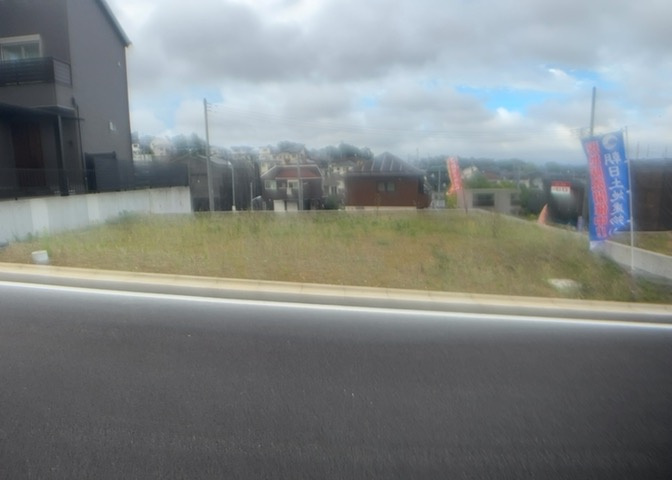 土地の前の道路に消火栓が設置されていることがあります。この場合、道路交通法第45条第1項により、駐車禁止の場所が指定されています。そのため、車庫などの駐車スペースをつくることができない場合があります。