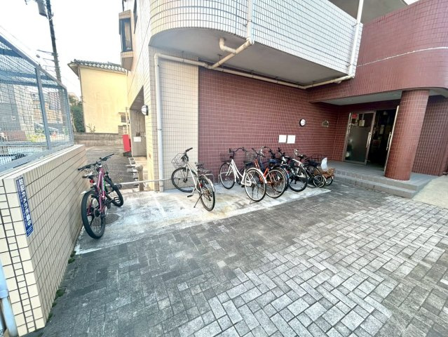 マンションの駐輪場は、事前に空きがあるか確認を取ると安心です。せっかく入居したのに駐輪スペースがない！なんてことになったら大変ですよね。そこで、内見時や購入前にはまず事前に確認しておくと良いでしょう。