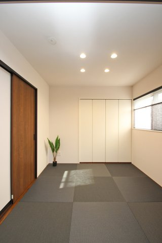 玄関・リビングどちらからでも出入りできる和室。落ち着くカラーで客間としても使えます。【プラン例】建物価格2040万円~、建物面積99.03？