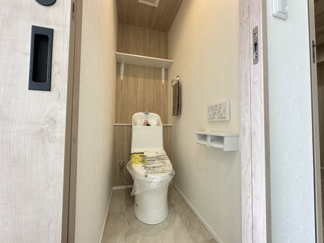 温水洗浄便座のトイレ設備です。奥行きの有るゆったりしたスペースのトイレ空間です。