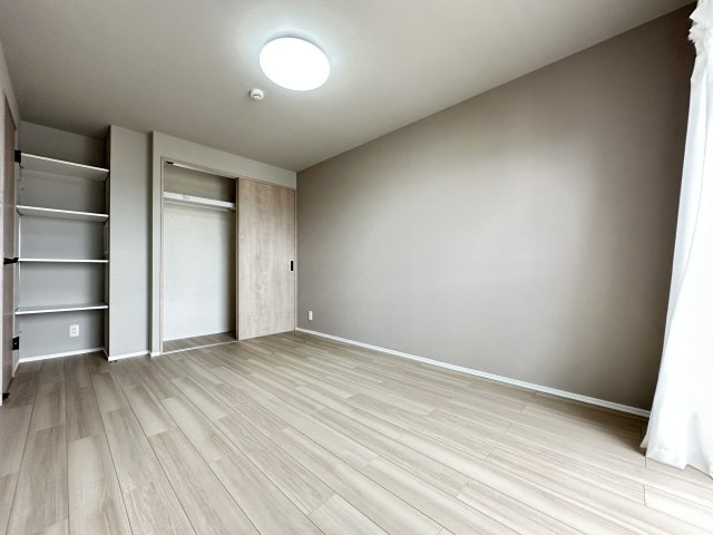 整理整頓ができる収納がたくさんあるお部屋です。お部屋が広く使えそうですね。