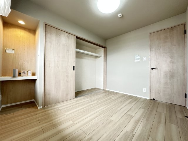 引き戸の収納力あるクローゼットのあるお部屋にはコンセント配置のデスクを設置、書斎替わりになりそうです