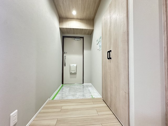 ベビーカーや傘立ても置きやすそうな幅広な玄関です。