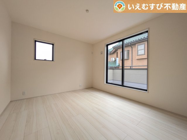 ぬくもりのある色合いでシンプルな洋室　日当り良好で明るい洋室！大容量のウォークインクローゼット付き♪