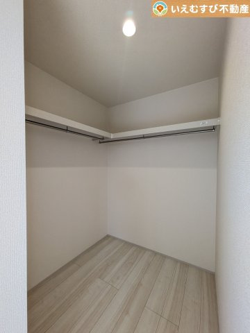 たっぷりの収納力を備えたウォークインクローゼット　たくさん収納できるので季節物やかさばるバッグなども片付きます♪