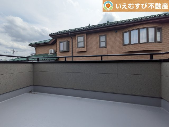 南バルコニーで毎日のお洗濯もラクラク快適　しっかり太陽の光が降り注ぐ南向きなのでお洗濯物が乾きやすい♪
