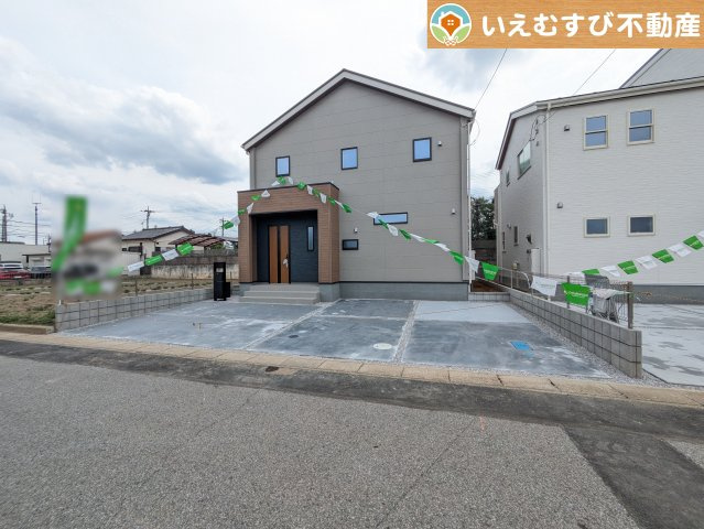 並列3台駐車可能なゆとりのカースペース　複数台車をお持ちでも、お友達が遊びに来てもゆとりの駐車スペース！