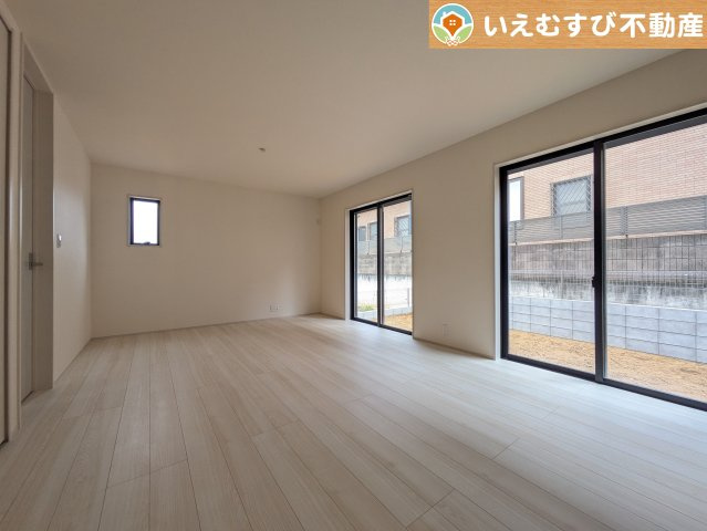 開放感と家族との距離感にこだわったＬＤＫ　採光たっぷりのリビングで休日には家族みんなでくつろげそうですね♪