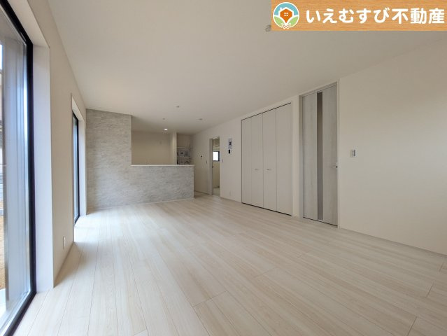 自然光で満たされる明るく開放感溢れるリビング　たっぷりの採光で明るい空間。家族みんなでくつろげます♪