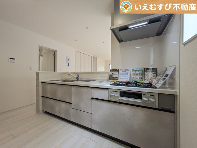 機能性収納性に溢れるキッチン　収納もたっぷり付いていてすっきり片付く！毎日楽しくお料理が出来そうです！