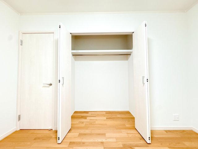 2Ｆ中部屋の収納になります♪