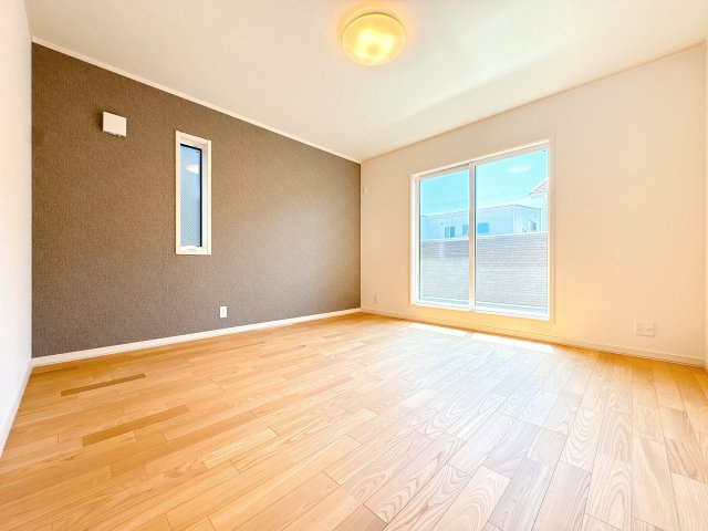 2Ｆ8帖の南側洋室になります♪