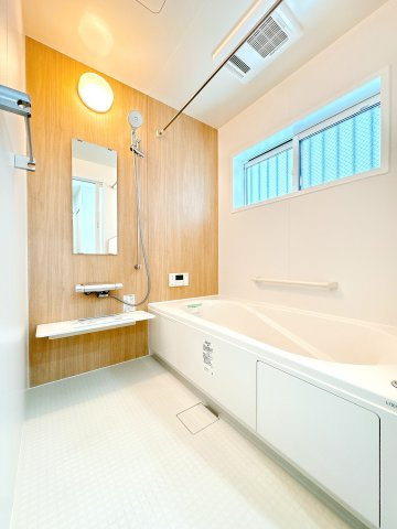 浴室乾燥暖房機付き浴室になります♪雨の日でも気にせず洗濯物を干すことができて安心です♪