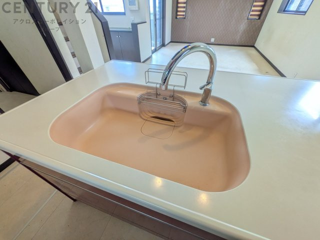 大きなシンクでお鍋などの大きな調理器具を洗う際にも便利です。