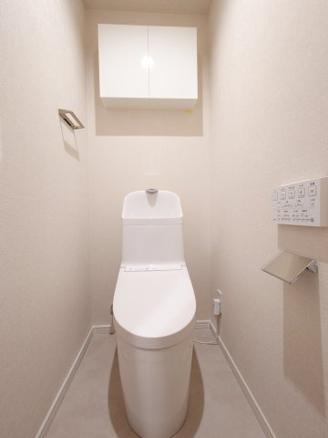 【新品】トイレ交換（収納棚・温水洗浄便座付き）、とても綺麗で清潔感があります♪