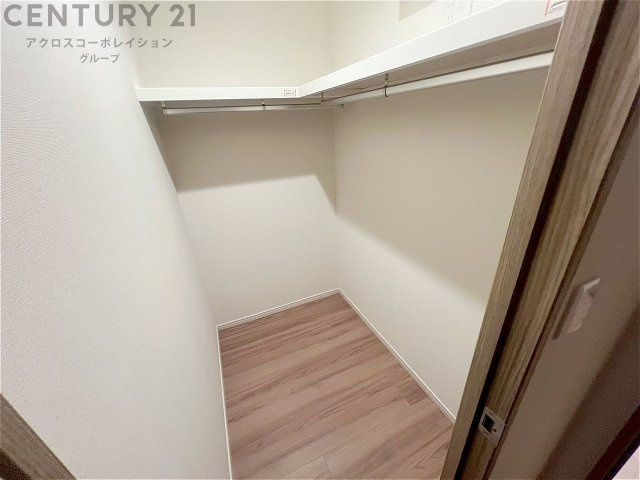 収納力が高く洋服や小物を整理しやすく、更衣室のように使え、部屋がすっきり保てます。収納の配置を自由に調整でき、換気性が良く防湿・防虫対策も可能。快適で機能的な生活空間を実現できます♪　