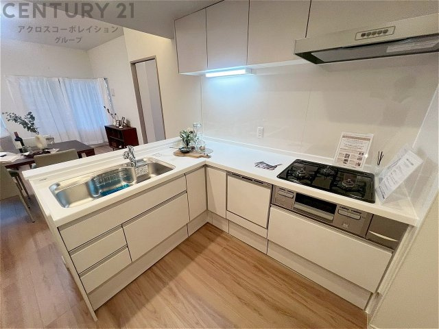 多数の調理器具を同時に使用でき、料理の効率化が可能。省エネで節約になり、様々な料理スタイルに適応できます。また、火力調整が独立しており、手入れや掃除もしやすく、今よりもっとお料理が楽しくなるかも。　