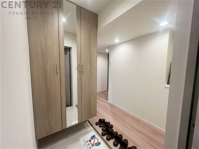 大きな玄関収納付きの玄関です　家族皆様の履物をしっかり収納できます　姿見付きでお出かけ前の身だしなみチェックに便利です　