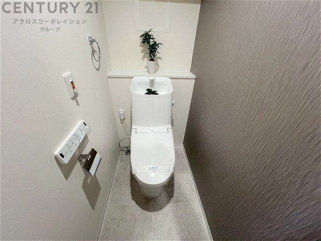 温水洗浄便座付トイレは温水洗浄機能により、暖かい水でおしりを洗浄することができ、冷たい水を使う従来の便座に比べ、温水洗浄機能で暖かいトイレを提供し、快適な使用を可能にします。　