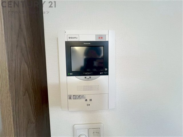 訪問者が来たときにテレビ画面で確認できるため、安心してドアを開けられます。録画機能があるものもあり、留守中に来訪者を記録しておくことができます。利便性が高く、セキュリティ面でも安心です。　