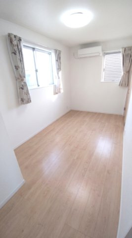 【3階洋室　約5.9帖】　全ての居室に窓を備えており、過ごしやすい空間となっています。　