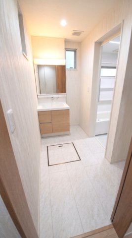 【独立洗面台】　洗面室は朝を快適させてくれる大切な空間です。バタバタしている忙しい朝でも収納が多い洗面台では短時間で効率良く支度ができます。