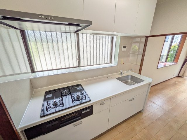 ～3口コンロと広い調理台でお料理が捗ります～