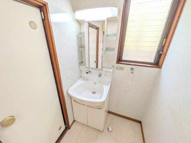 ～シャワー付きの独立洗面台　細々している物をスッキリ収納出来ます～