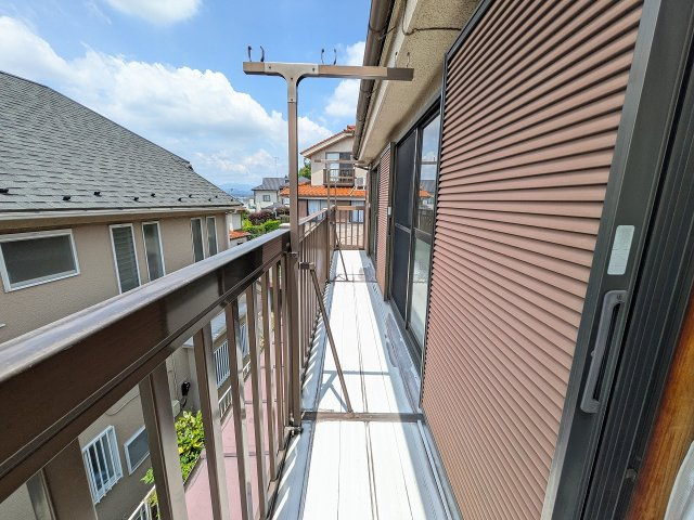～3部屋から出入り可能なバルコニー　陽当たり良好、洗濯物がよく乾きそうです～