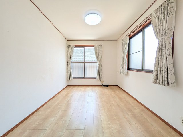 ～2階6.0帖の洋室　2面採光で明るく風通しの良いお部屋です～