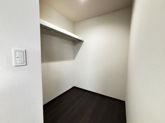 ゆとりのある広さが確保されており衣類やバッグ、季節用品などを収納できるため、住空間をすっきりと保つことが可能。生活動線にも配慮された配置で、毎日の身支度がスムーズになる便利な大型収納スペースです。
