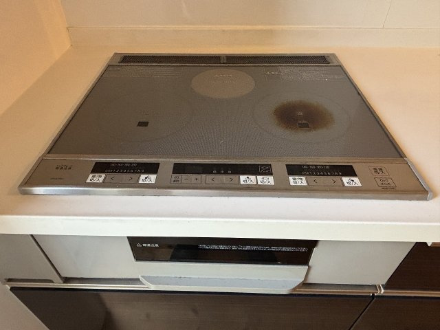 サッと拭くだけで汚れが落ちるフラットなIH天板。　毎日のお手入れが簡単で、綺麗なキッチンを保てます。