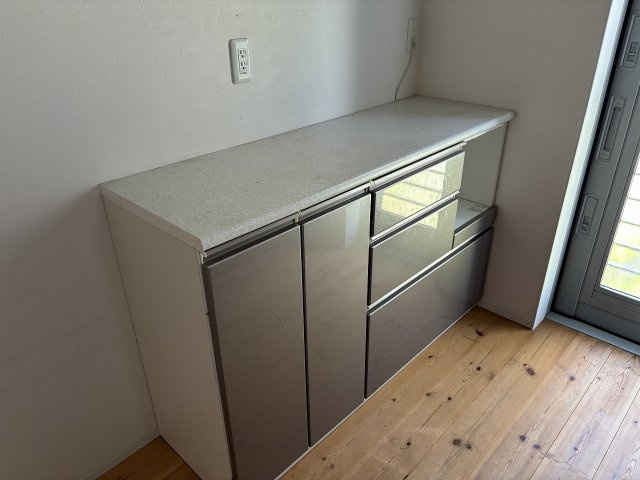 食器や調理器具をすっきり片付けられるカップボード。　キッチンまわりを常に綺麗に保てます。