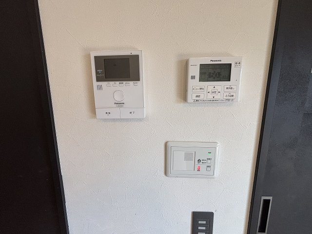 インターホンや給湯器などのリモコン類を壁面に集約。　見た目もスマートで、直感的に操作しやすい配置。