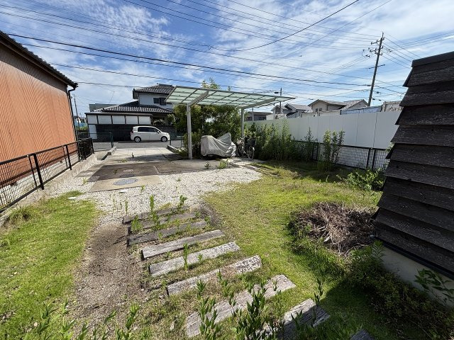 ゆったりとした駐車・お庭スペース。　BBQや家庭菜園など、家族の趣味など様々な用途に活用いただけます。