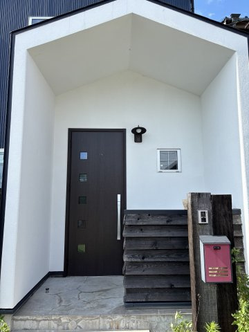 雨の日も濡れずに鍵を探せる、深い軒（ポーチ）のある安心設計。　小窓付きで玄関内も明るく保てます。