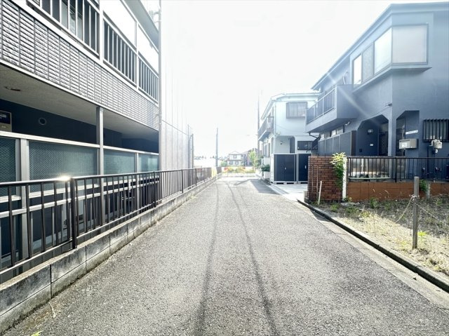 車の通りが少ない静かで落ち着いた住環境です。