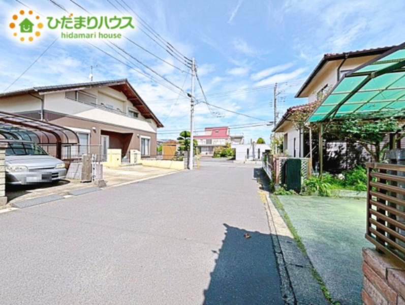 閑静な住宅地なので、幹線道路や大通りに面していないので大型車が通ることが少なく静かです。