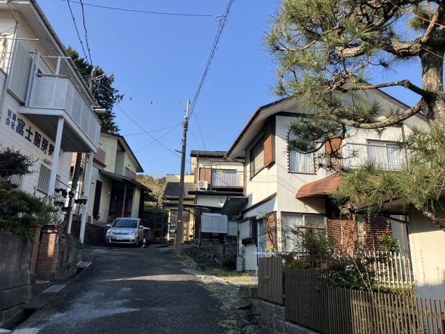 前面道路含む現地写真です