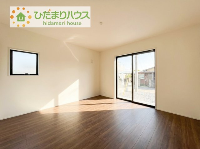 広めの主寝室は、ベッドの他にもパソコンデスクやドレッサーなども置けちゃいます(*^-^*)