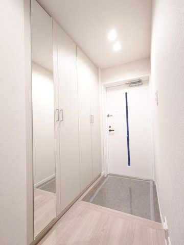 【新設】大型シューズボックス設置（トールタイプ・姿見ミラー付き）、靴もたくさん収納できます。