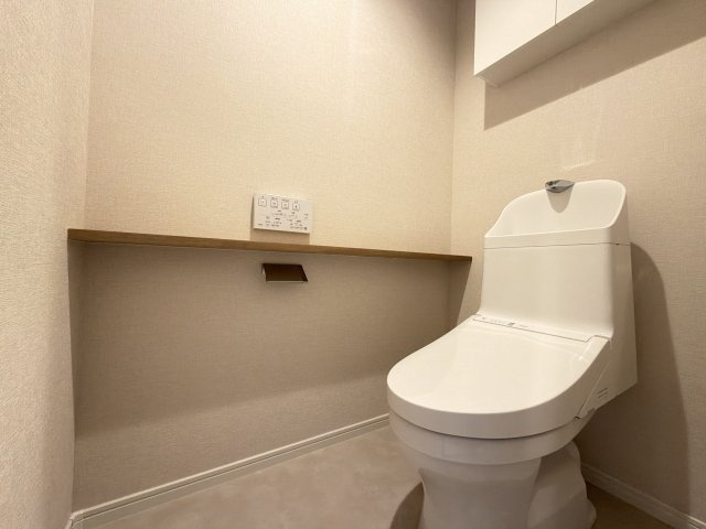 【新品】トイレ交換（収納棚・温水洗浄便座付き）、とても綺麗で清潔感があります。