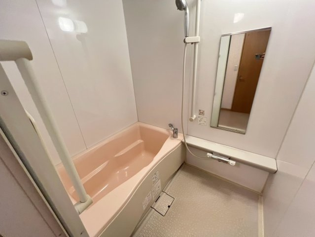 落ち着いた雰囲気でゆったりお寛ぎいただけるバスルーム。