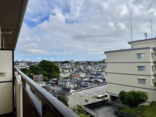 バルコニーからの眺望です。静かな景色を見ながらホッと一息つけますよ。