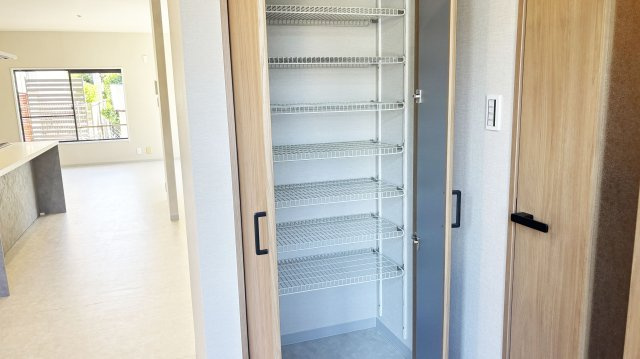 LDKにも荷物の多い方にも嬉しい収納スペースあります。