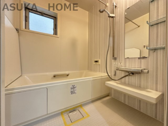 1坪タイプの広々としたお風呂です♪毎日の疲れを癒すバスタイム♪窓付きなので換気もしやすいです♪