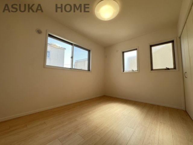 明るくあたたかな居室では、朝の目覚めも気持ちよく起きられそうですね♪